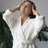 coup-moyen-femme-pratiquant-les-soins-personnels