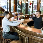 homme-servir-boisson-client