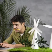 homme-travaillant-sur-un-projet-d-energie-eolienne-ecologique-avec-des-eoliennes-et-un-ordinateur-portable