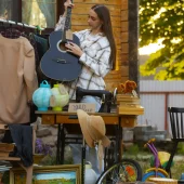 plein-coup-femme-a-la-vente-de-garage